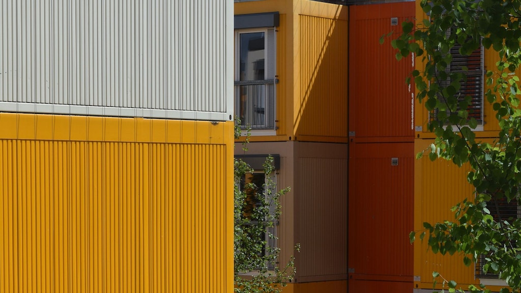 Bildausschnitt einer Wohncontainer-Siedlung für geflüchtete Menschen.