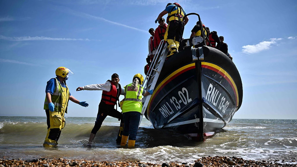Rifugiati su una barca di salvataggio sulla costa inglese